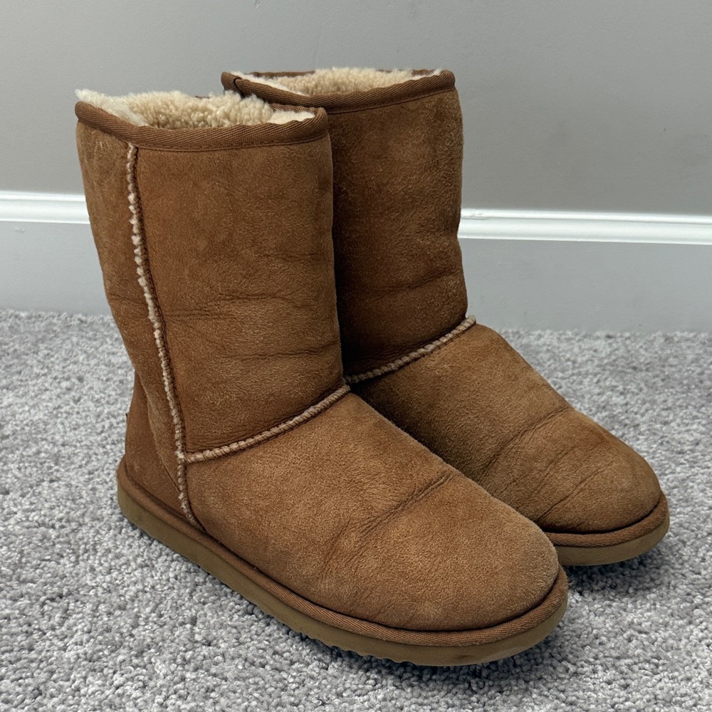 UGG Classic Short Chestnut Boots Women’s size 8